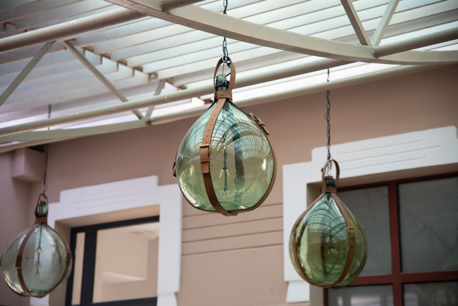 Plafonnier en verre moderne illuminant un salon élégant avec une ambiance chaleureuse.